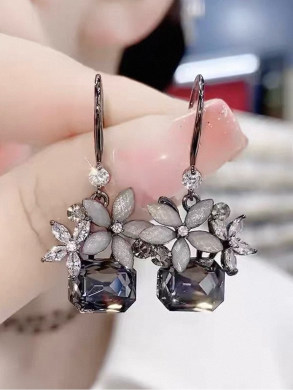 Elegant Floral Crystal Drop Earrings - Gray